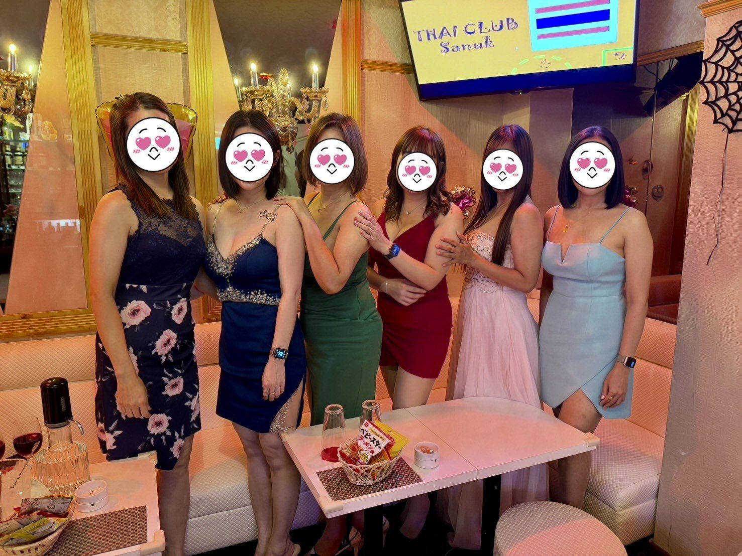 店内のモニター前に並ぶキャスト